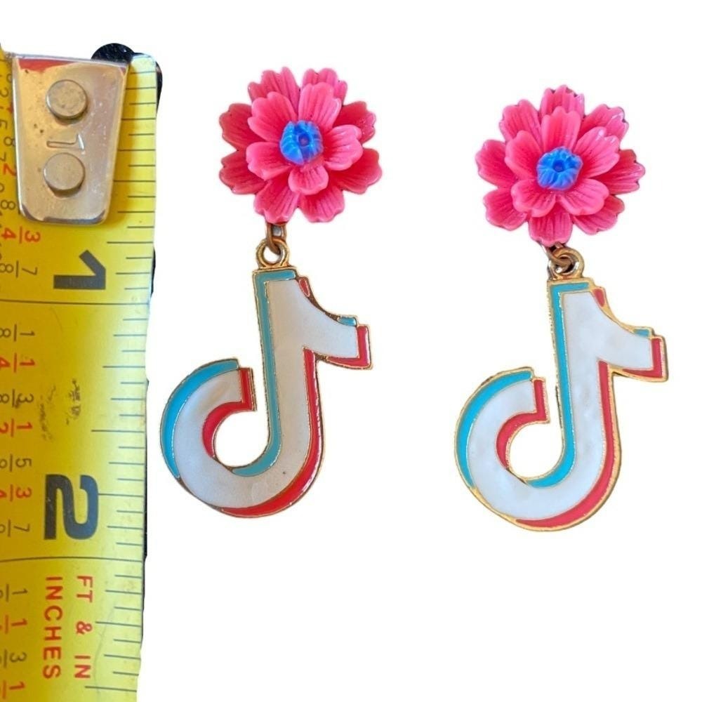 TikTok Flower Dangle Earrings Pink‎ Blue White Red Gold Tone Fun Trendy Jewelry - Picture 7 of 7